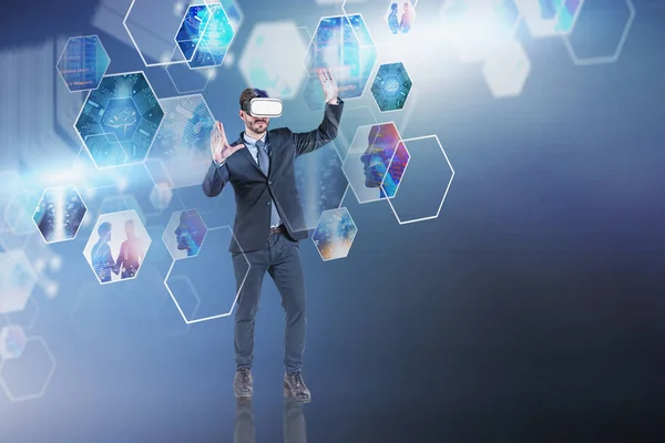 Auriculares hombre en VR que trabajan con pantalla digital —  Fotos de Stock