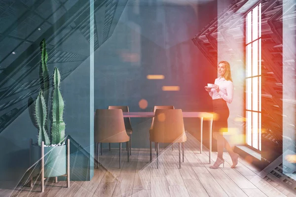 Yeşil yemek odasında sarışın kadın