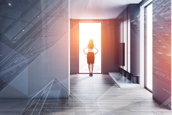 Mujer mirando en loft sala de estar ventana — Foto de Stock