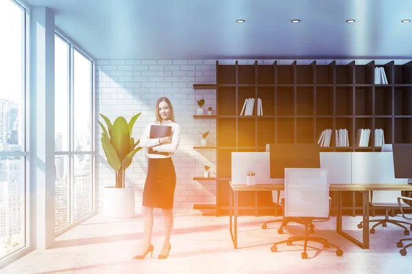 Femme d'affaires avec dossier au bureau blanc — Photo