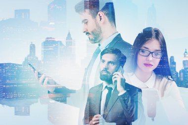 Şehirde telefonları ile ciddi genç yöneticiler