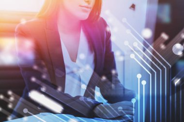 Bilgisayar kullanan kadın, teknoloji kavramı