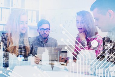 Yüksek teknoloji ofisinde yeni başlayan genç çalışanlar