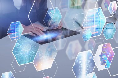 Ofisinde tableti olan kadın, dijital ekran