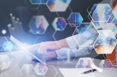 Tablet bilgisayarlı adam, dijital ekran