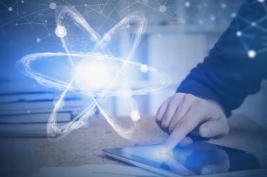 Ofiste tablet ile adam eli, atom hologramı