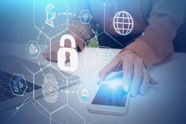 Telefon, online güvenlik ile İş kadını