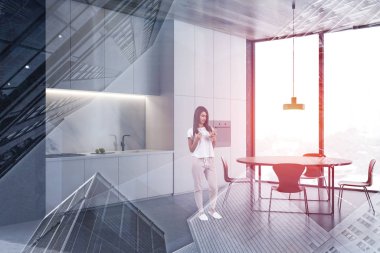 Yuvarlak masalı bir kadın.