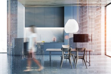 Mutfakta tahta masayla yürüyen bir kadın.