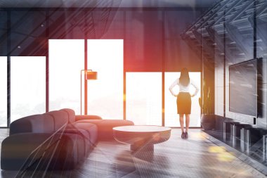 Gri oturma odasında televizyonlu bir kadın.