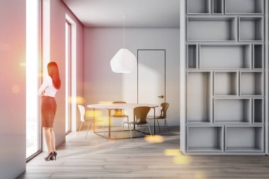 Raflı yemek odasında koyu saçlı kadın