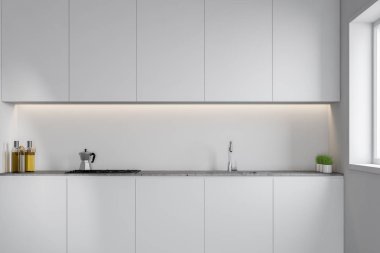 Beyaz mutfak iç mutfak tezgahı ile