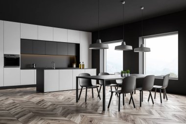 Beyaz ve gri mutfak köşesi, tezgahlar ve masa.