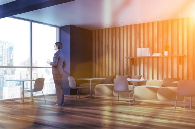 Gri ve ahşap kafe iç Adam