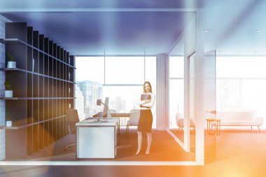 Beyaz tuğla yönetici ofisinde klasörü olan kadın