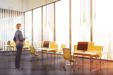 Açık alanda panoramik ofiste kahve ile Man