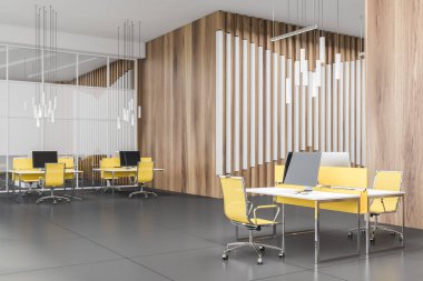 Ahşap ve cam açık uzay ofis köşesi