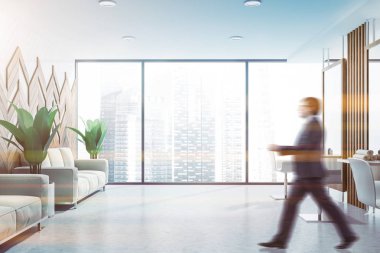 Panoramik berber dükkanında yürüyen adam