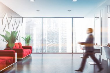 Berber dükkanında sofalarla yürüyen adam