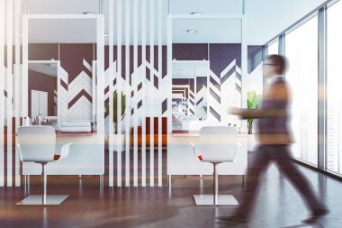 Modern berber dükkanında yürüyen adam