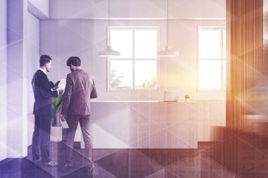 Resepsiyona yakın iş tartışan iş adamları