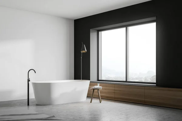Esquina de baño blanco y gris con bañera — Foto de Stock