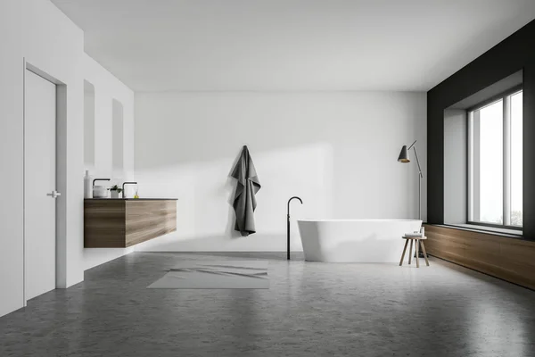 Bagno bianco interno, vasca e lavabo — Foto Stock