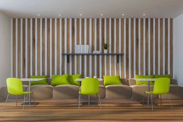 Интерьер белого и деревянного кафе с диванами — стоковое фото