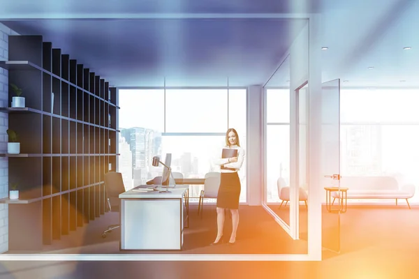 Femme avec dossier dans le bureau de gestionnaire de brique blanche — Photo