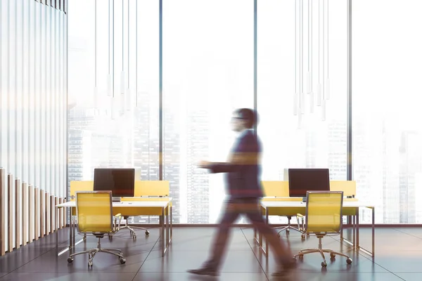 Человек ходит в панорамном интерьере офиса — стоковое фото