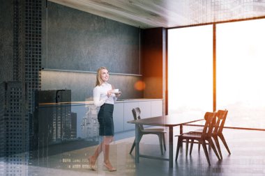 Loft mutfak iç Sarışın kadın