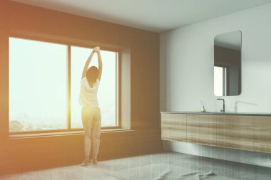 Lavabo ile beyaz ve gri banyoda Kadın
