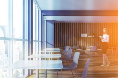 Beyazlar ile gri ve ahşap kafe sarışın kadın