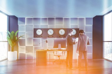 Saatli gri yönetici ofisindeki kişiler