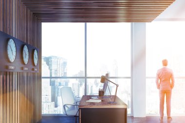 Saatli ofisinde müdür