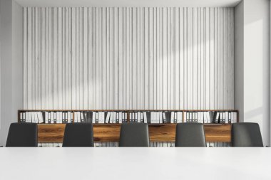 Beyaz ahşap ofis toplantı odası nın içi