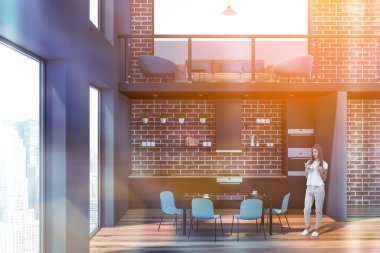 Lüks mutfaktaki kanepeli kadın.