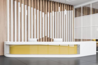 Sarı resepsiyonlu ahşap otel salonu