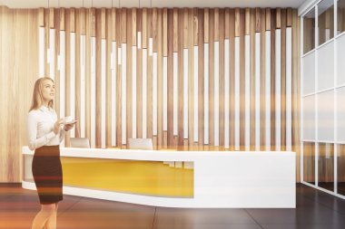 Ofis resepsiyonunda kahveli kadın.