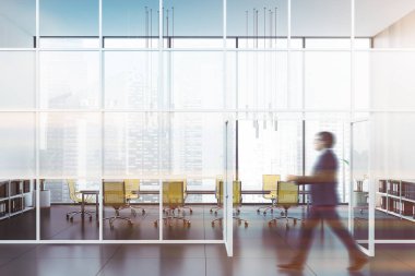 Toplantı odası ile ofis salonunda yürüyen adam