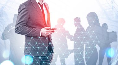 Küresel dünyada telefon ve ekibi ile Adam