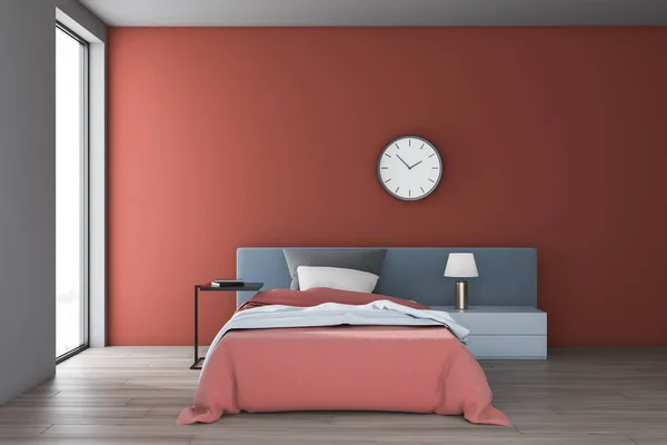 시계가있는 빨간색과 흰색 침실 인테리어 — 스톡 사진