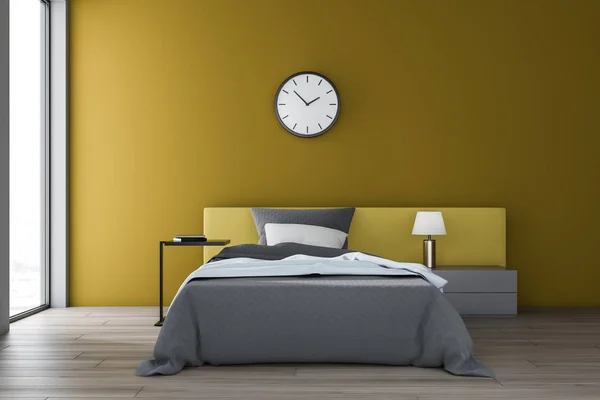 Wnętrze żółty sypialnia z zegarem — Zdjęcie stockowe