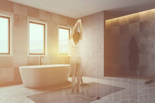 Mujer en baño de azulejos blancos con ducha — Foto de Stock