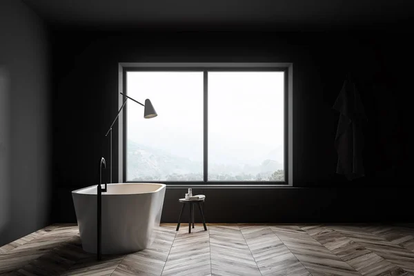 Szara łazienka z wanną i oknem — Zdjęcie stockowe
