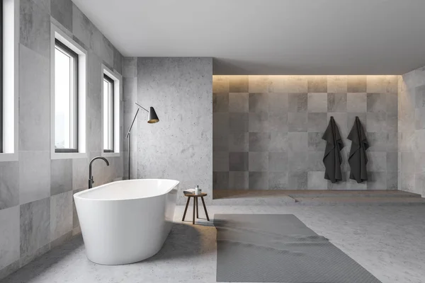 Gris azulejo baño interior, bañera y ducha — Foto de Stock