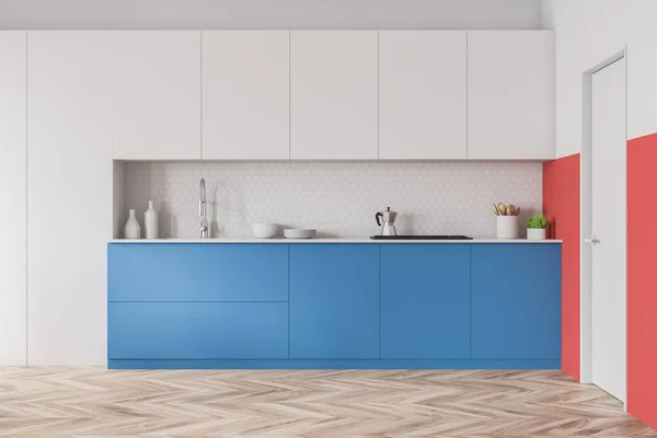 Nahaufnahme weißer Küche mit blauen Arbeitsplatten — Stockfoto