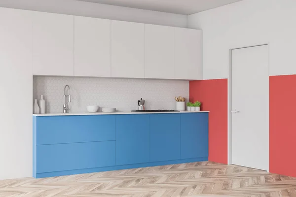 Белый и красный уголок кухни с дверью — стоковое фото