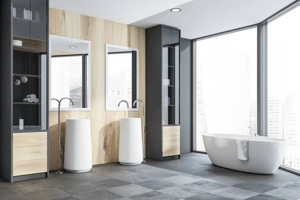 Angolo bagno grigio e in legno, vasca e lavandini — Foto Stock