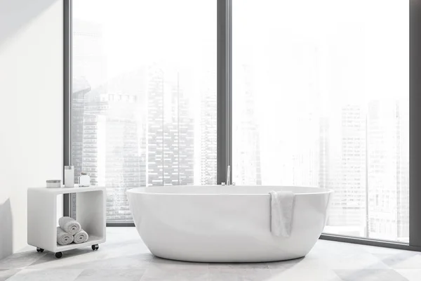 Interior do banheiro panorâmico branco com banheira — Fotografia de Stock